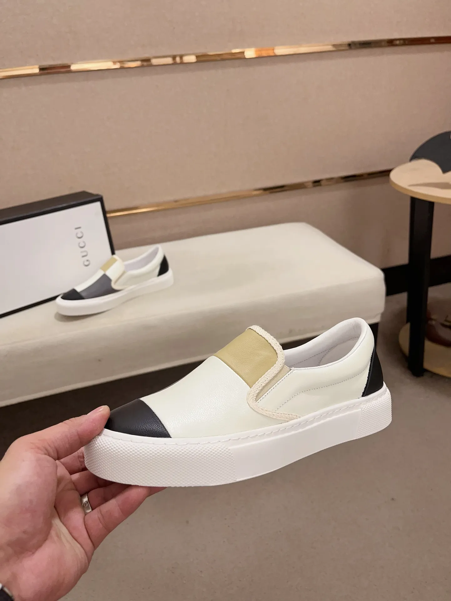 Men's shoes💰 440💰The new GUCCI (Gucci) counters are launched simultaneously. The new men's shoes, 😘fabrics are selected from imported cowhide, and the lining is sheepskin lining. 👍🏿 High-end ☄️ air-cushion molded anti-slip rubber outsole, exquisite lines, simple and elegant, comfortable and high-end for leisure travel. Code number: 38 to 44 (45 can be customized and cannot be returned or exchanged)
